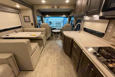 East FL: 2022 Thor-Master Suite, 2 Full Baths & Bunk Beds