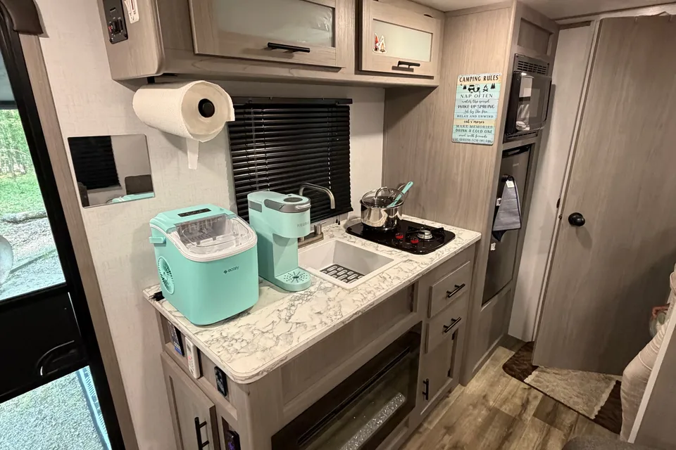Portable Airbnb\2024 Coleman RV Camper (Sleeps 4)