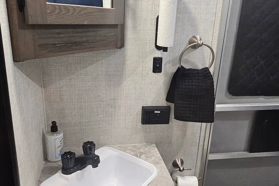 The Grand River Retreat | Sleeps 8 | Delivery Available