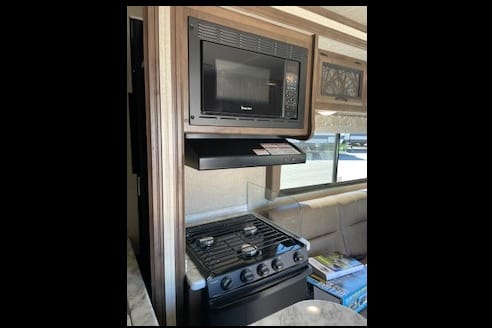 Cheryl's 2017 Coachmen Class C **Special $150 Price May/June + $175 July/August**