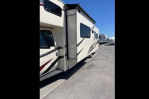 Cheryl's 2017 Coachmen Class C **Special $150 Price May/June + $175 July/August**