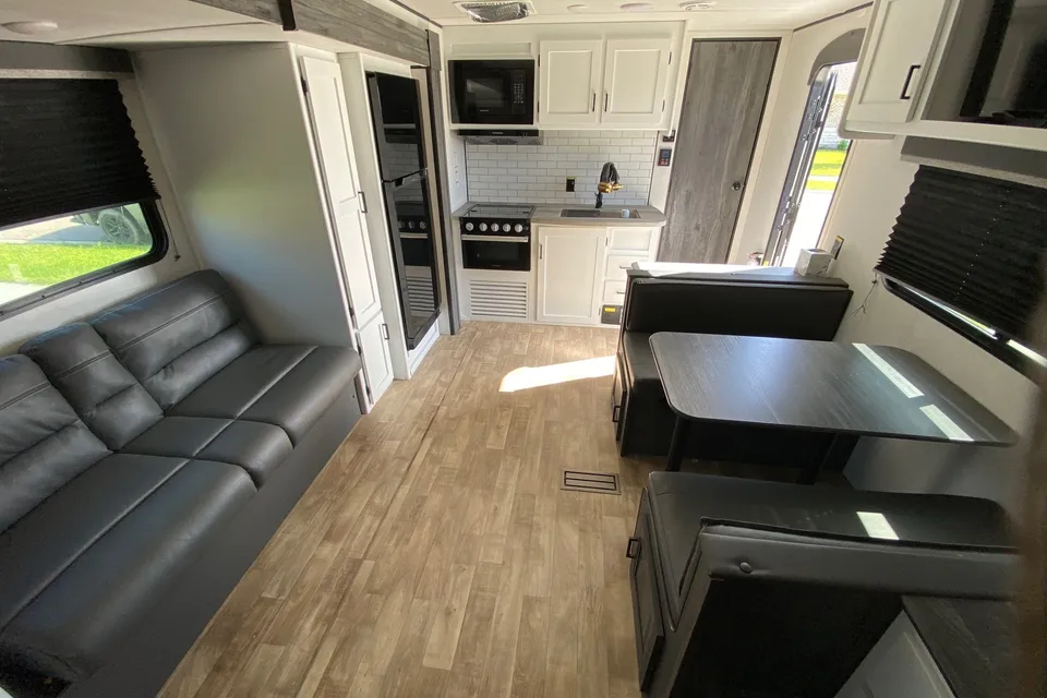 Scott's Keystone 25bhs Travel Trailer