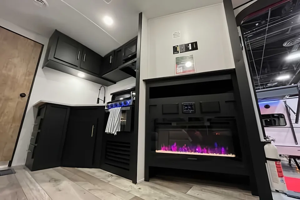 Luxury Condo On Wheels - Queen Bed, Fully Kitted Out RV for Couples