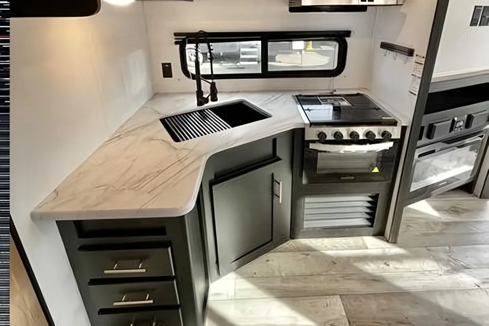 Luxury Condo On Wheels - Queen Bed, Fully Kitted Out RV for Couples
