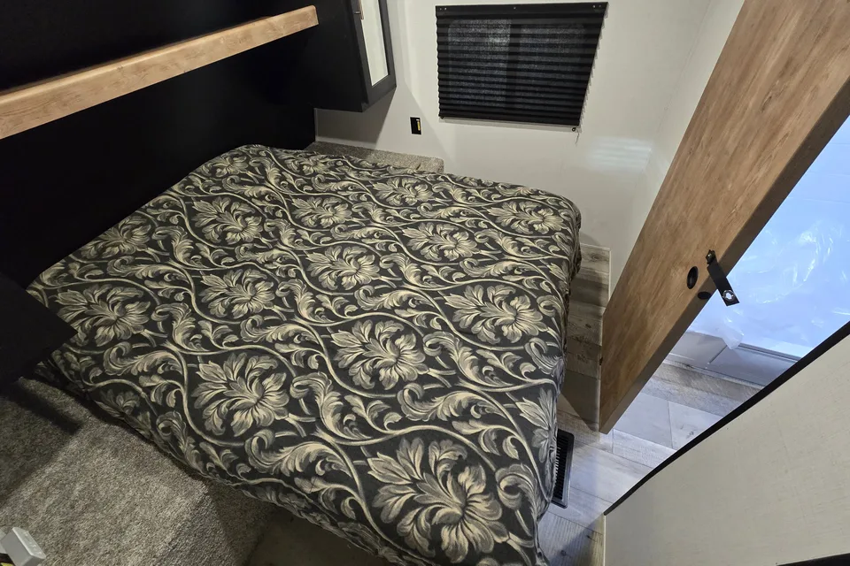 Luxury Condo On Wheels - Queen Bed, Fully Kitted Out RV for Couples