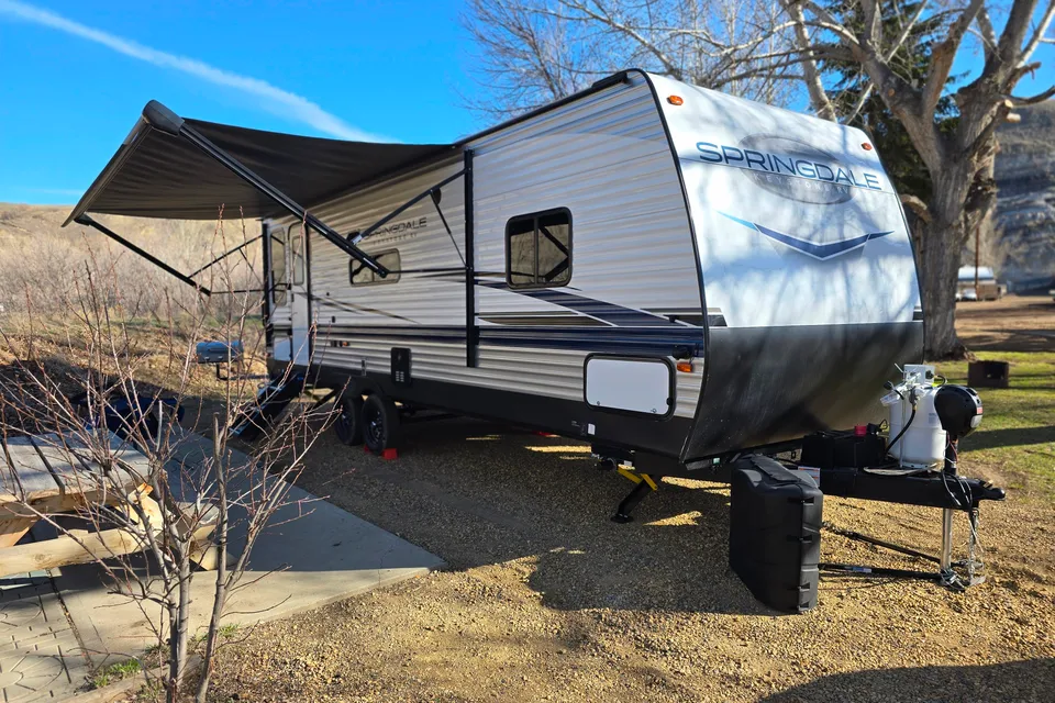 Luxury Condo On Wheels - Queen Bed, Fully Kitted Out RV for Couples