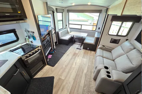 Luxury Condo On Wheels - Queen Bed, Fully Kitted Out RV for Couples