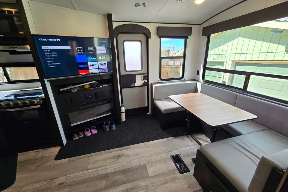 Luxury Condo On Wheels - Queen Bed, Fully Kitted Out RV for Couples