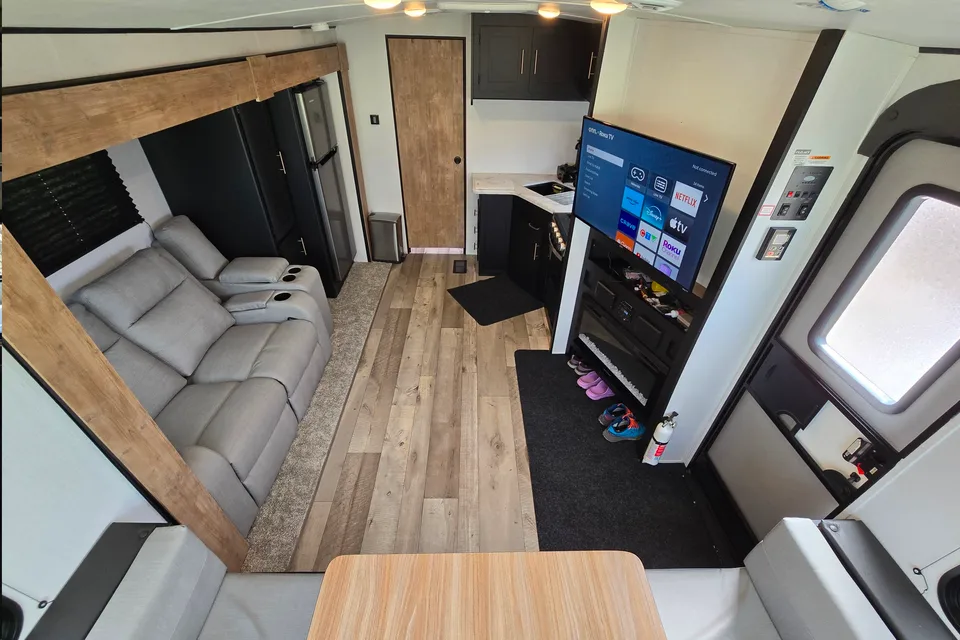 Luxury Condo On Wheels - Queen Bed, Fully Kitted Out RV for Couples