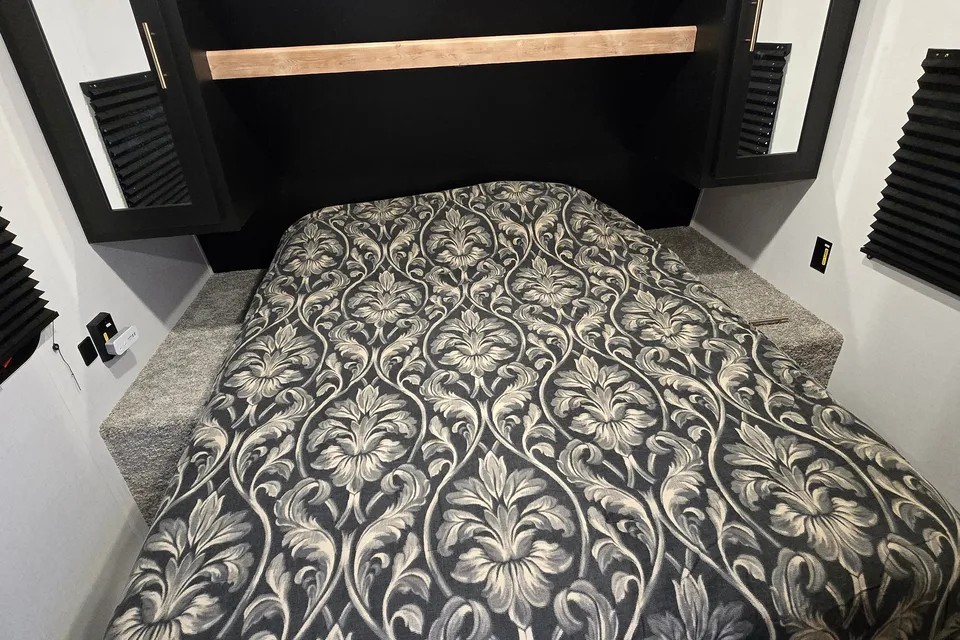 Luxury Condo On Wheels - Queen Bed, Fully Kitted Out RV for Couples