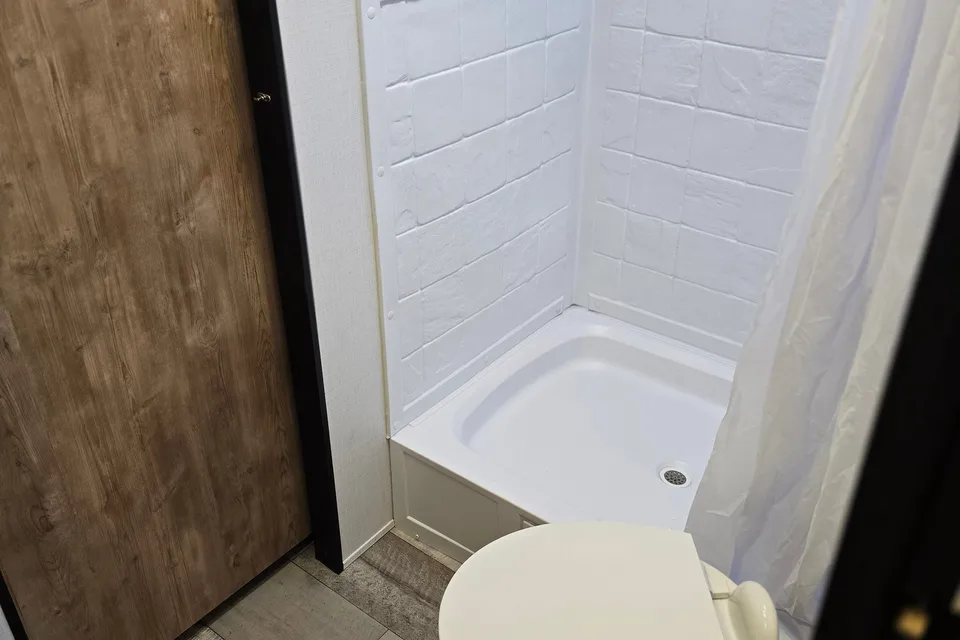 Luxury Condo On Wheels - Queen Bed, Fully Kitted Out RV for Couples