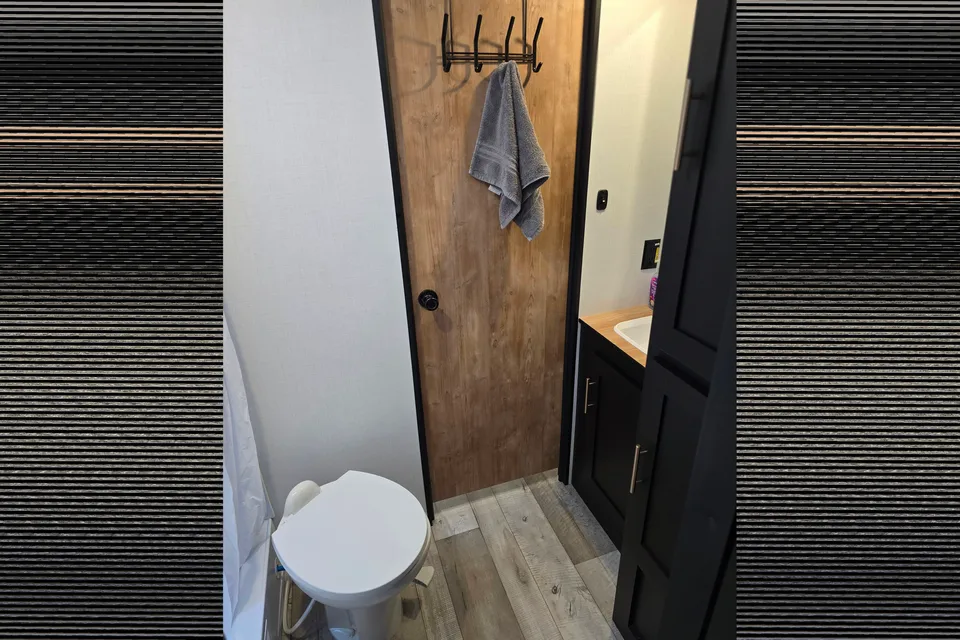 Luxury Condo On Wheels - Queen Bed, Fully Kitted Out RV for Couples