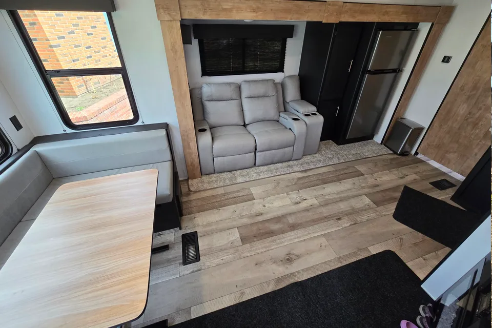 Luxury Condo On Wheels - Queen Bed, Fully Kitted Out RV for Couples