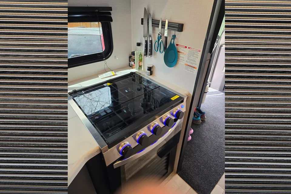 Luxury Condo On Wheels - Queen Bed, Fully Kitted Out RV for Couples