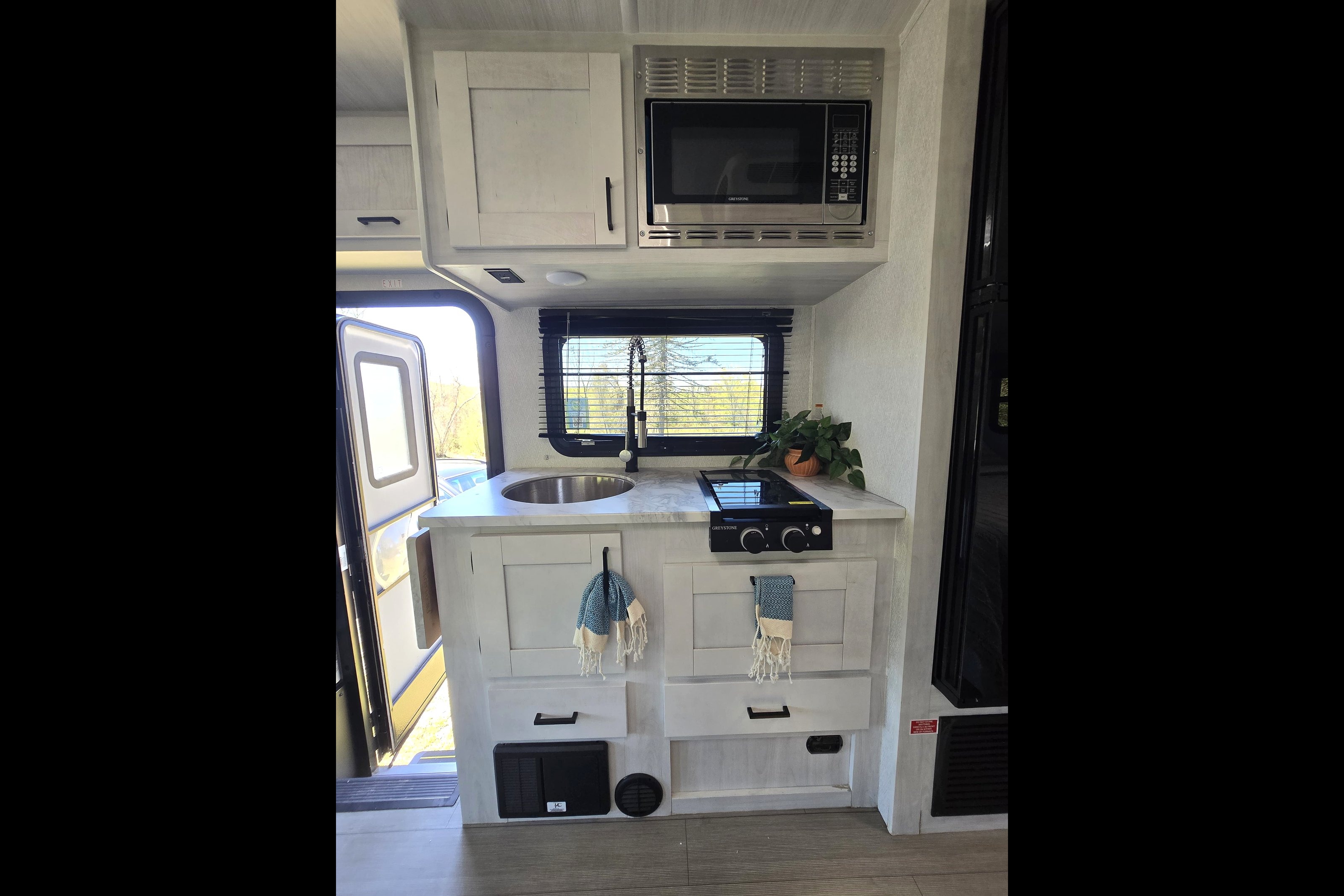 2023 EAST TO WEST Entrada M-Class 24FM