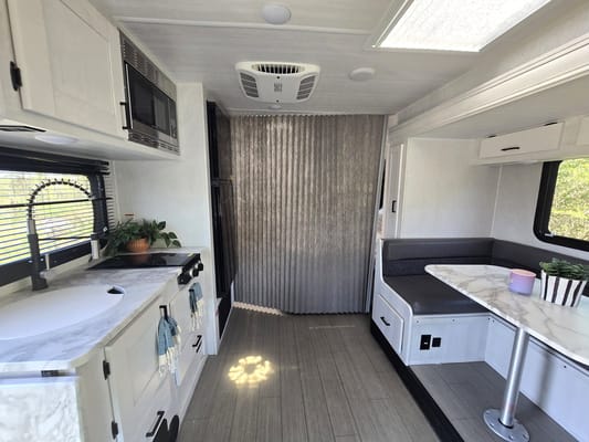 2023 EAST TO WEST Entrada M-Class 24FM