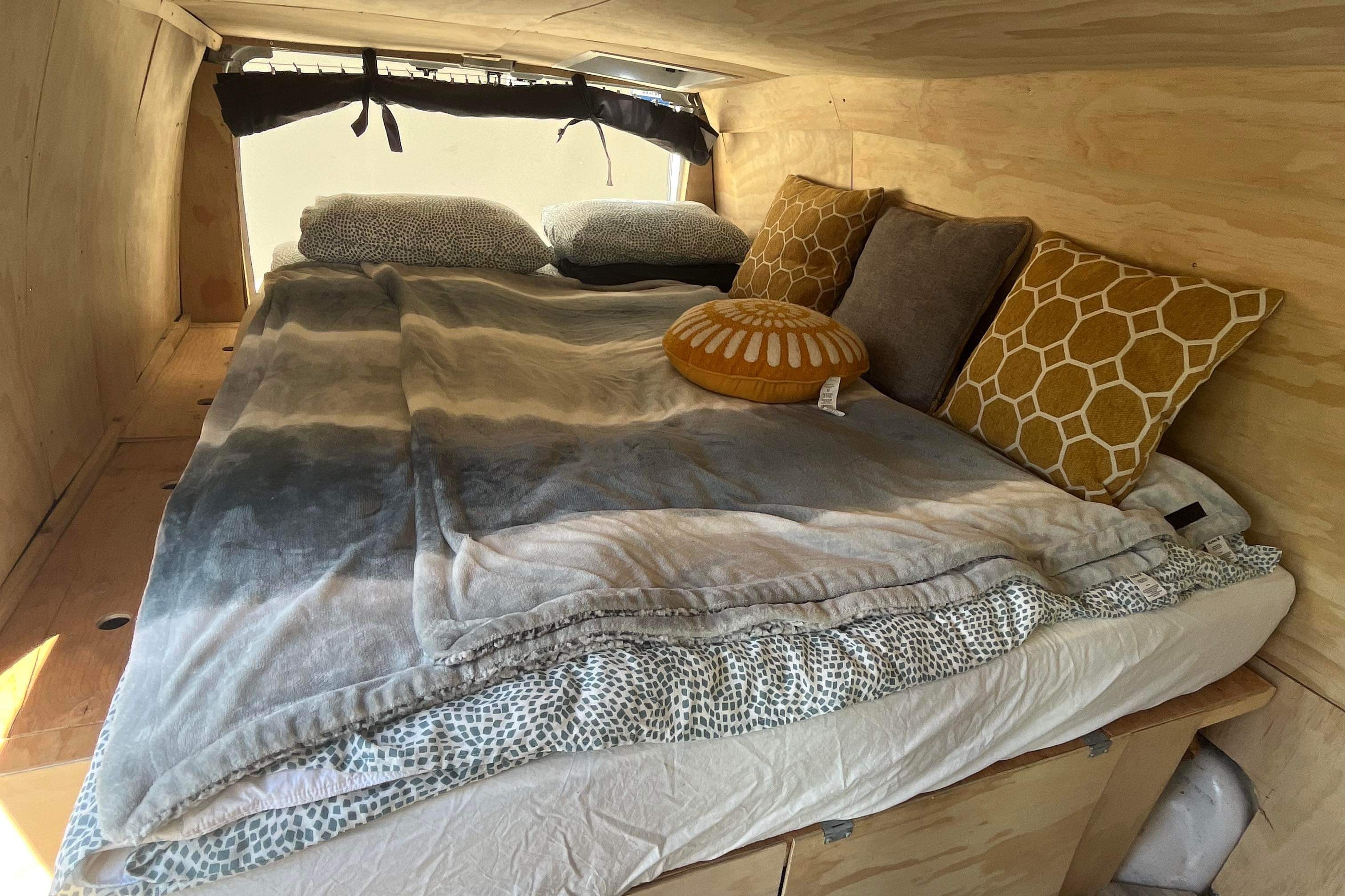 Petr's Ford E-250 Campervan