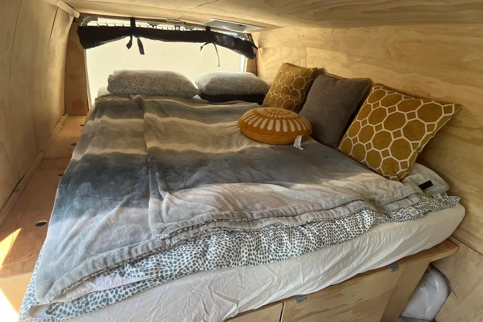 Petr's Ford E-250 Campervan