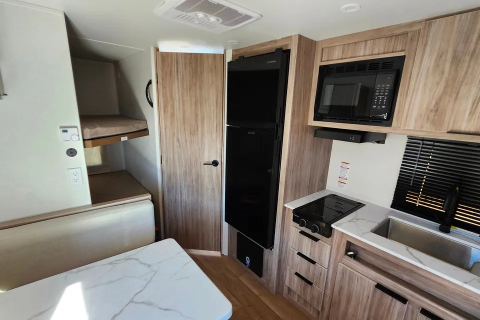 Winnebago 18DBH Travel Trailer
