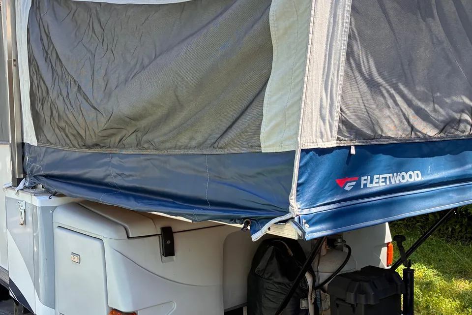 Amanda's Fleetwood 3996 Resolute Tent Trailer