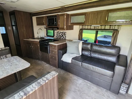 Fully Stocked CLEAN 34' Bunkhouse 2018 Coachmen Apex