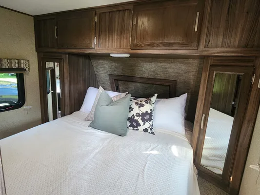 Fully Stocked CLEAN 34' Bunkhouse 2018 Coachmen Apex