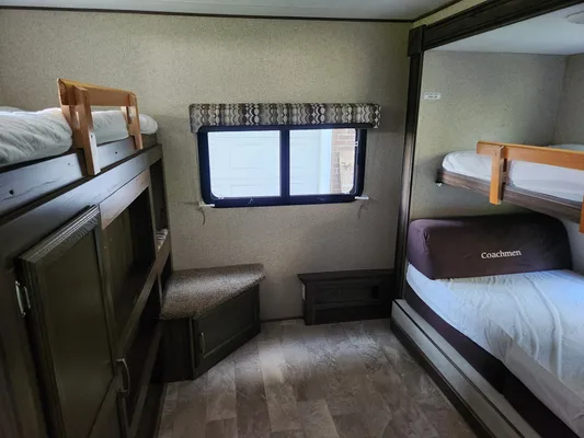 Fully Stocked CLEAN 34' Bunkhouse 2018 Coachmen Apex
