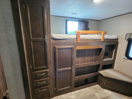 Fully Stocked CLEAN 34' Bunkhouse 2018 Coachmen Apex