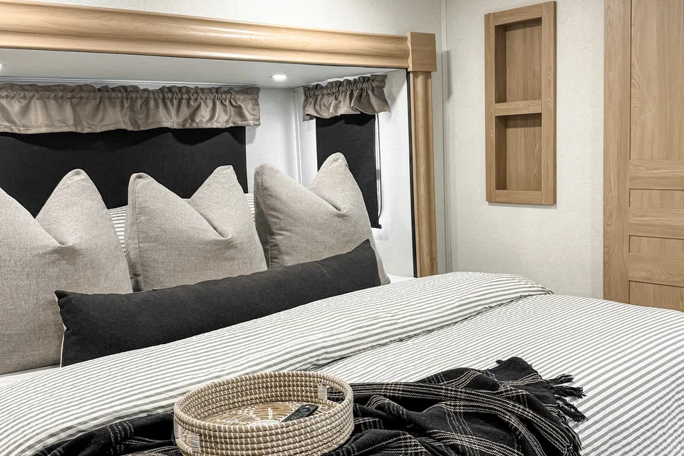 2025 Luxury 5th Wheel - SandPiper 3800RK