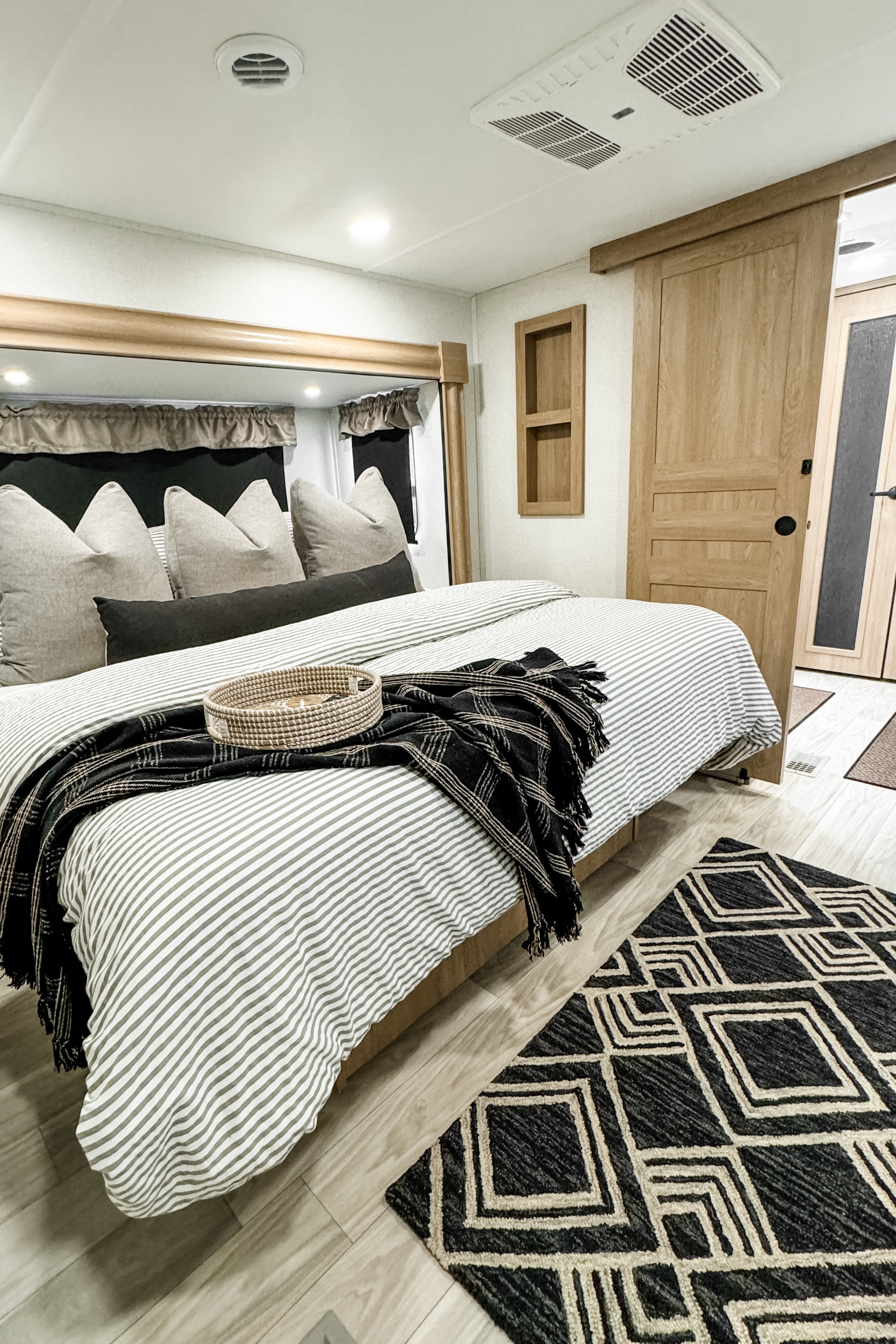 2025 Luxury 5th Wheel - SandPiper 3800RK