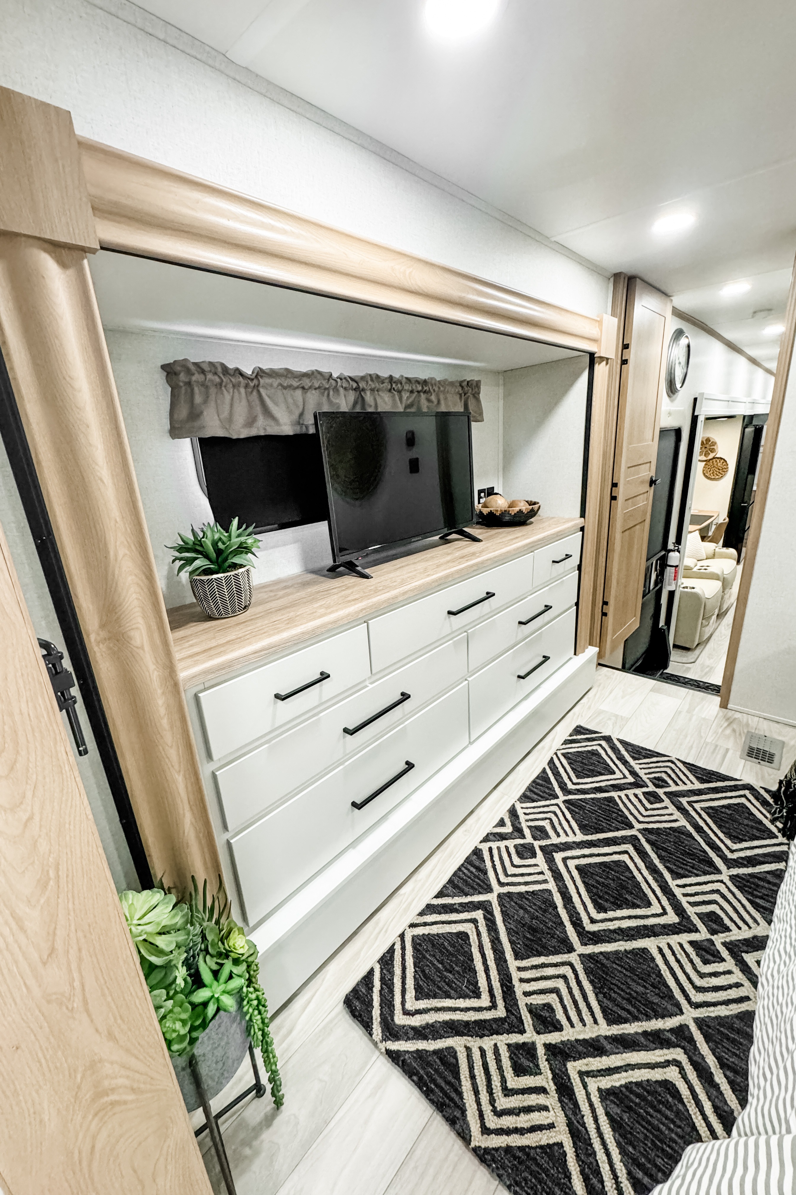 2025 Luxury 5th Wheel - SandPiper 3800RK