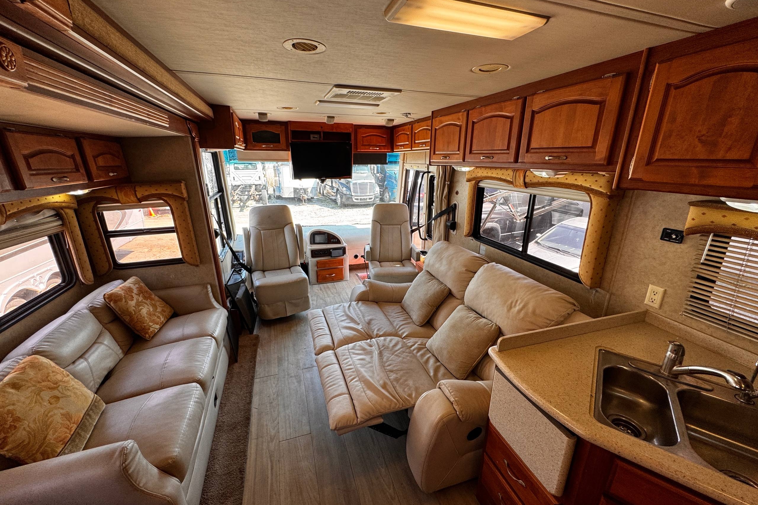 RUNASO's Holiday Rambler Vacationer Class A