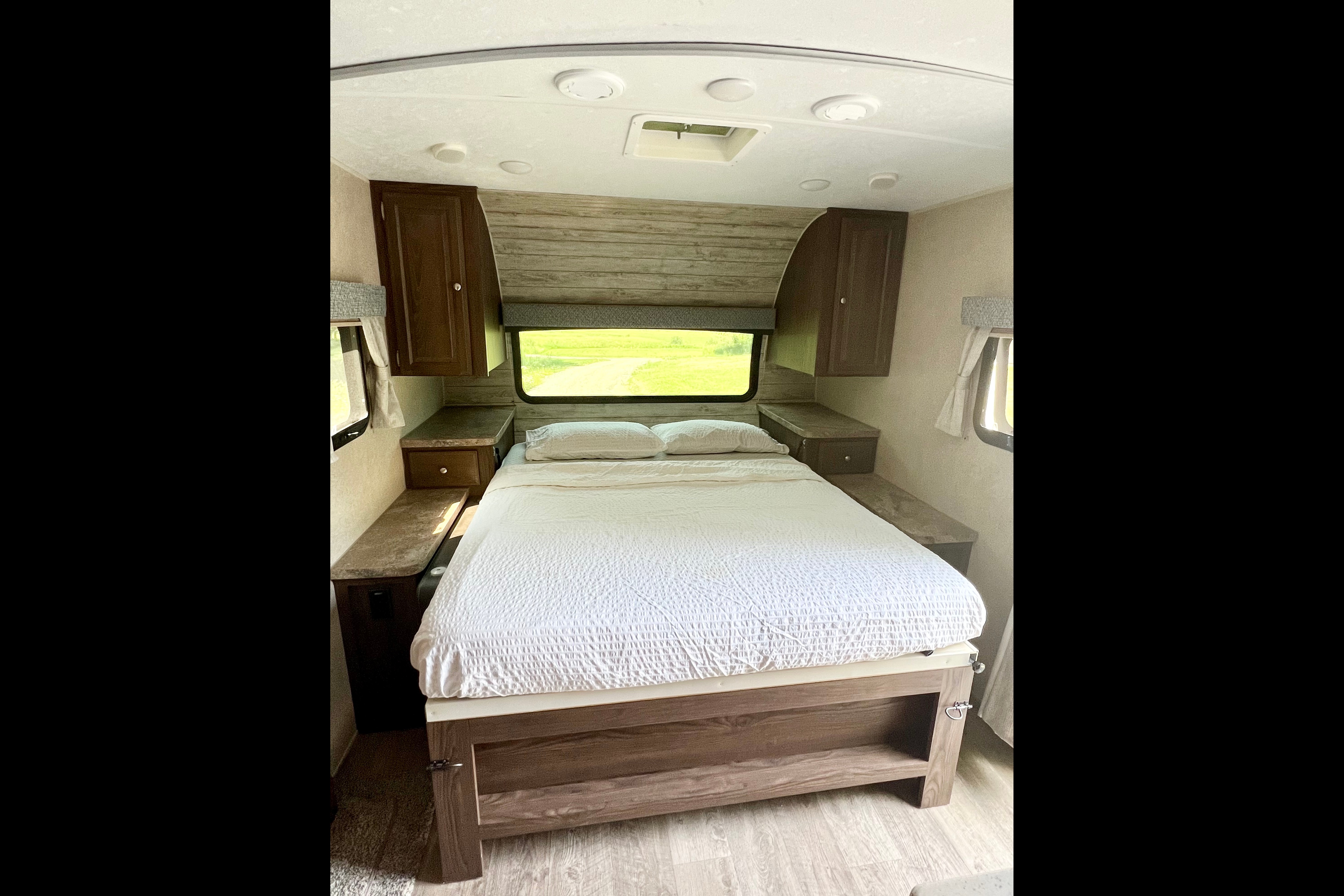Perfect Family Trailer: Rockwood Minilite with Queen Murphy Bed and Double-size Bunks