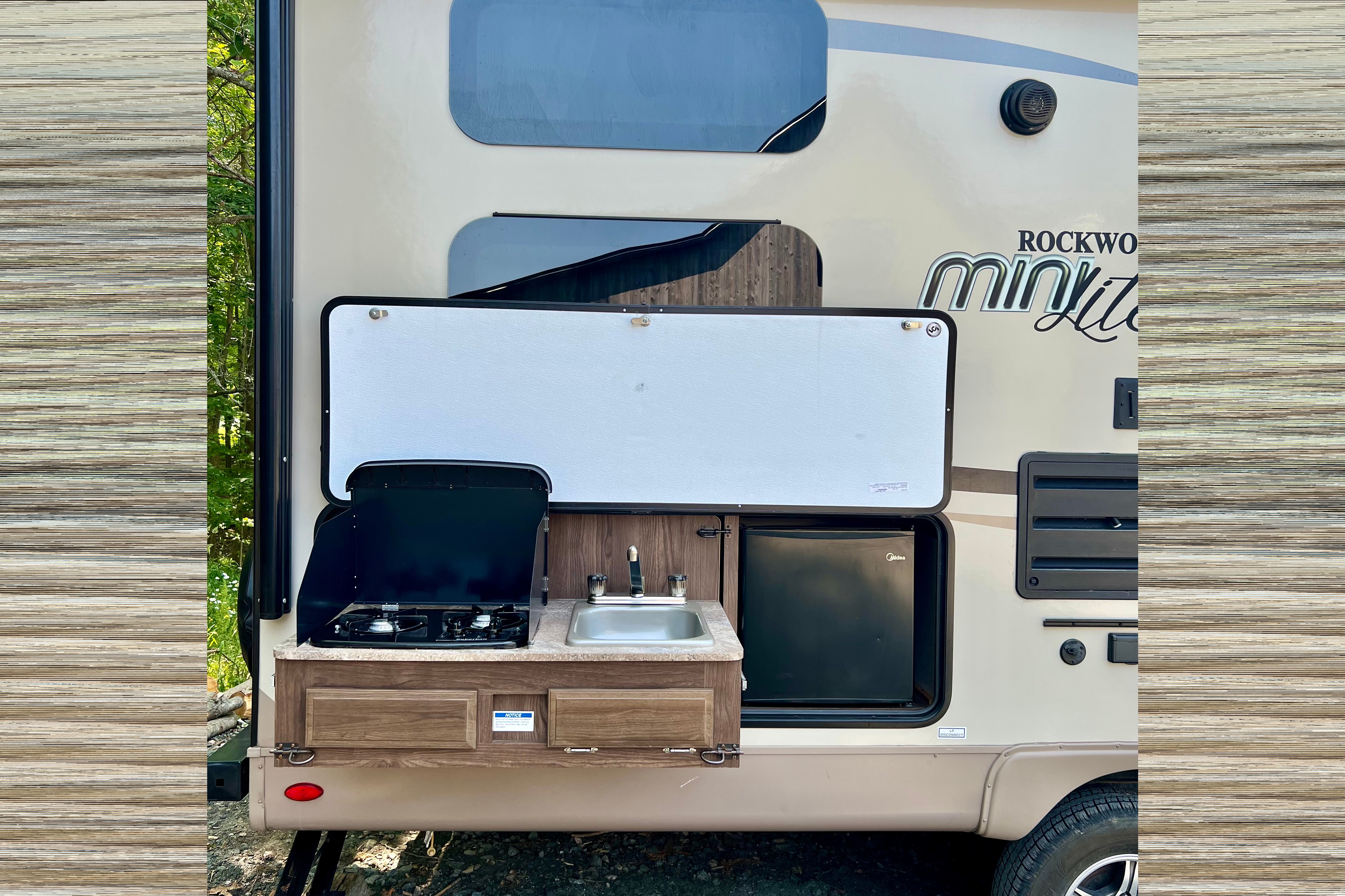 Perfect Family Trailer: Rockwood Minilite with Queen Murphy Bed and Double-size Bunks