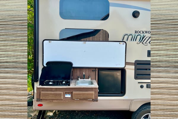 Perfect Family Trailer: Rockwood Minilite with Queen Murphy Bed and Double-size Bunks