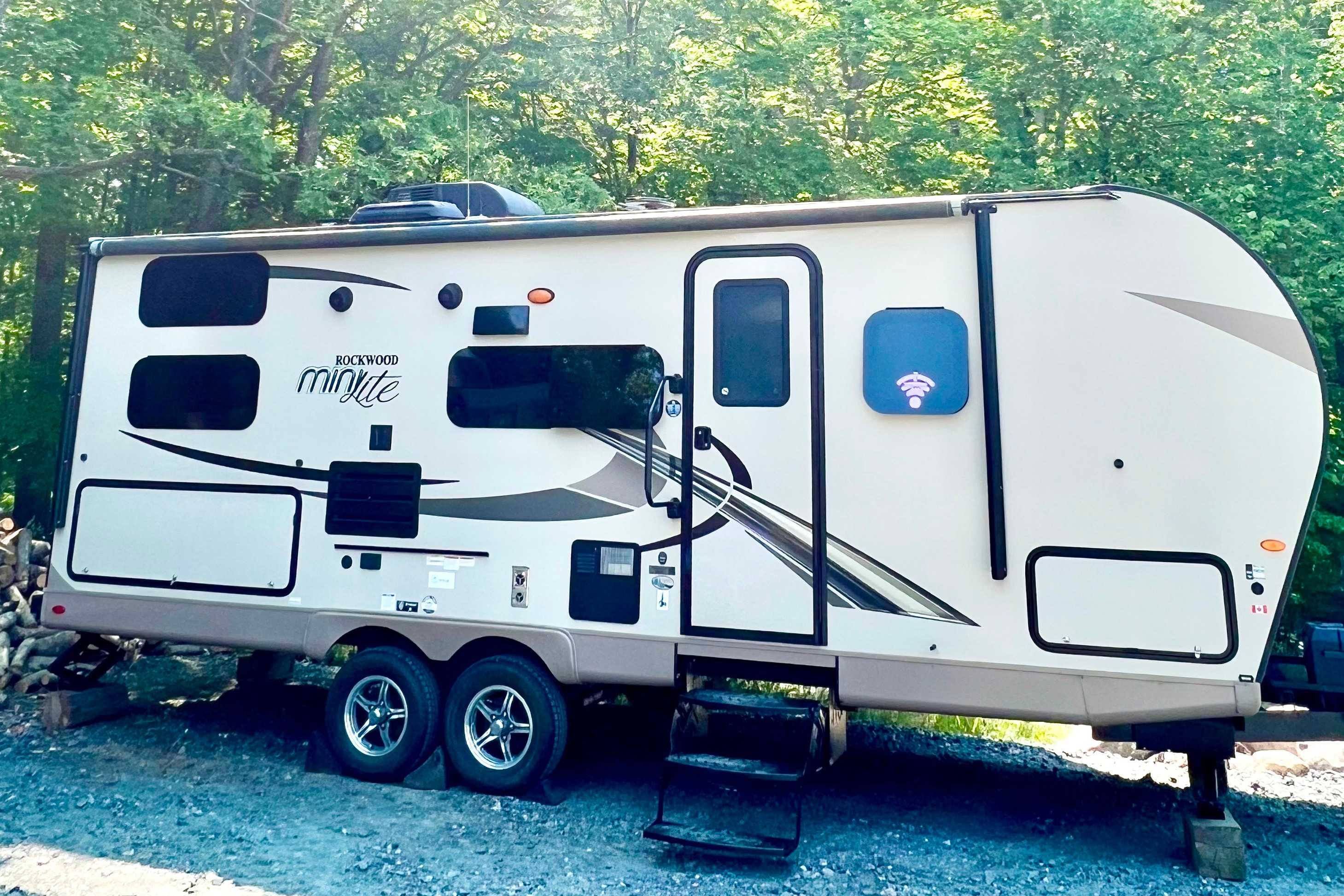 Perfect Family Trailer: Rockwood Minilite with Queen Murphy Bed and Double-size Bunks