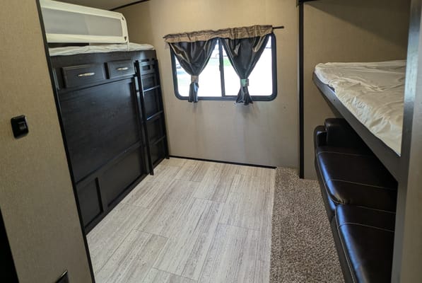 Family friendly 35FT Travel Trailer with Bunk room