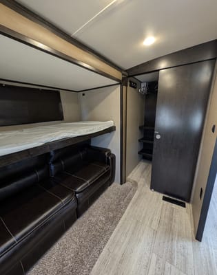 Family friendly 35FT Travel Trailer with Bunk room