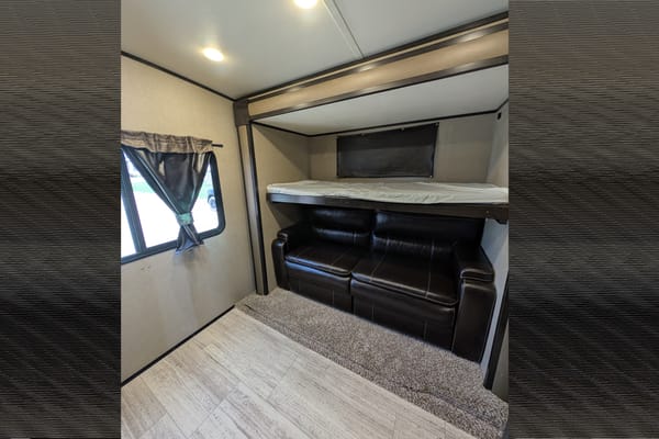 Family friendly 35FT Travel Trailer with Bunk room