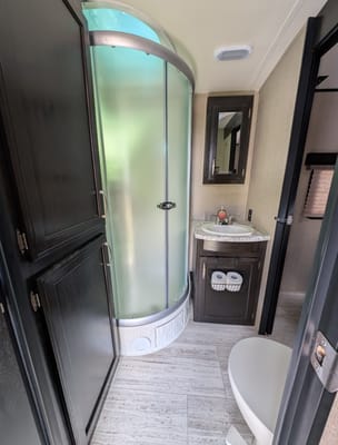 Family friendly 35FT Travel Trailer with Bunk room