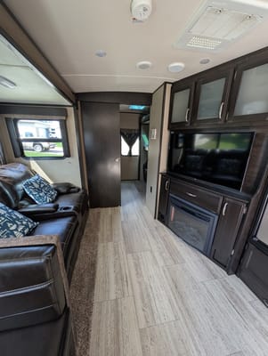 Family friendly 35FT Travel Trailer with Bunk room