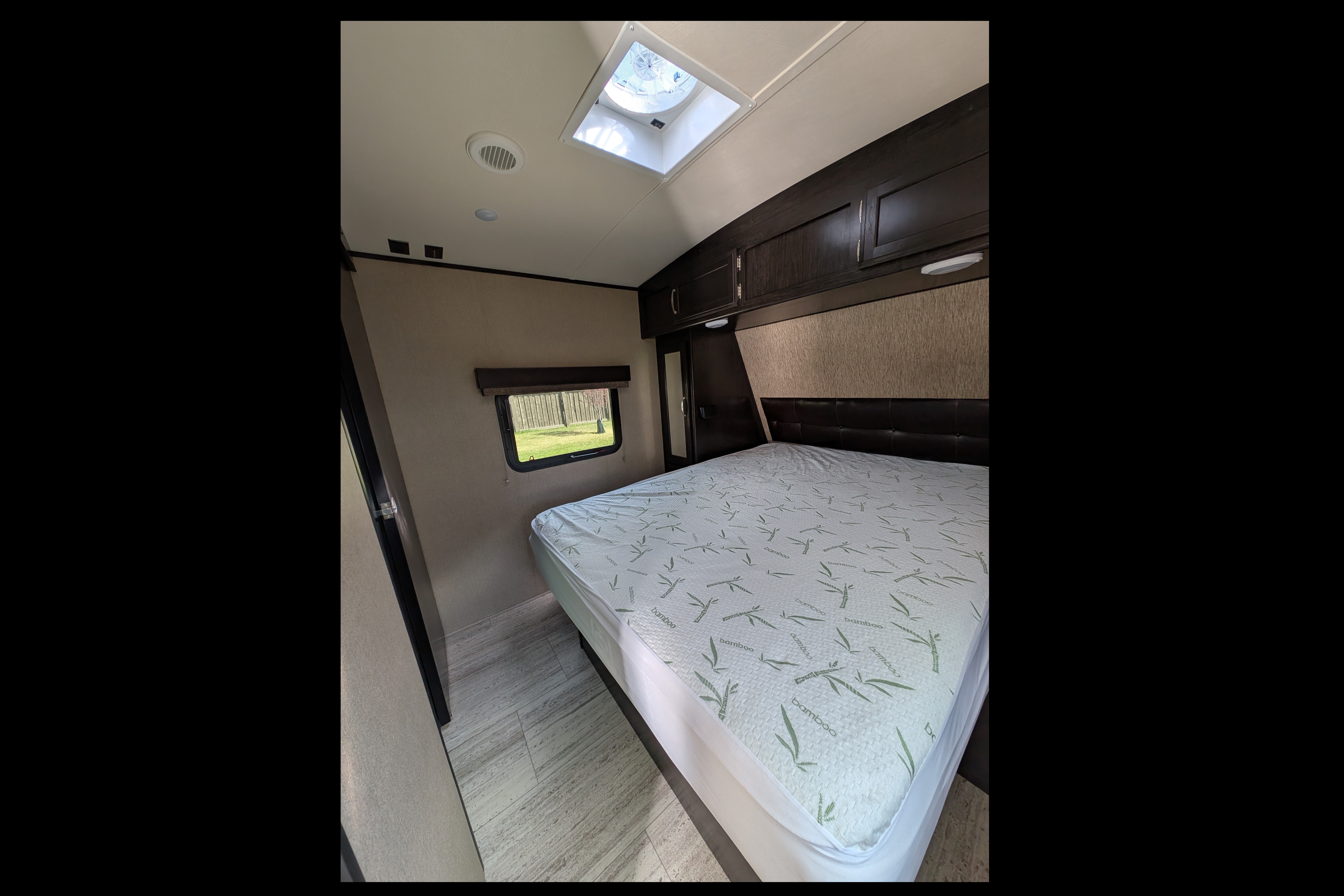 Family friendly 35FT Travel Trailer with Bunk room