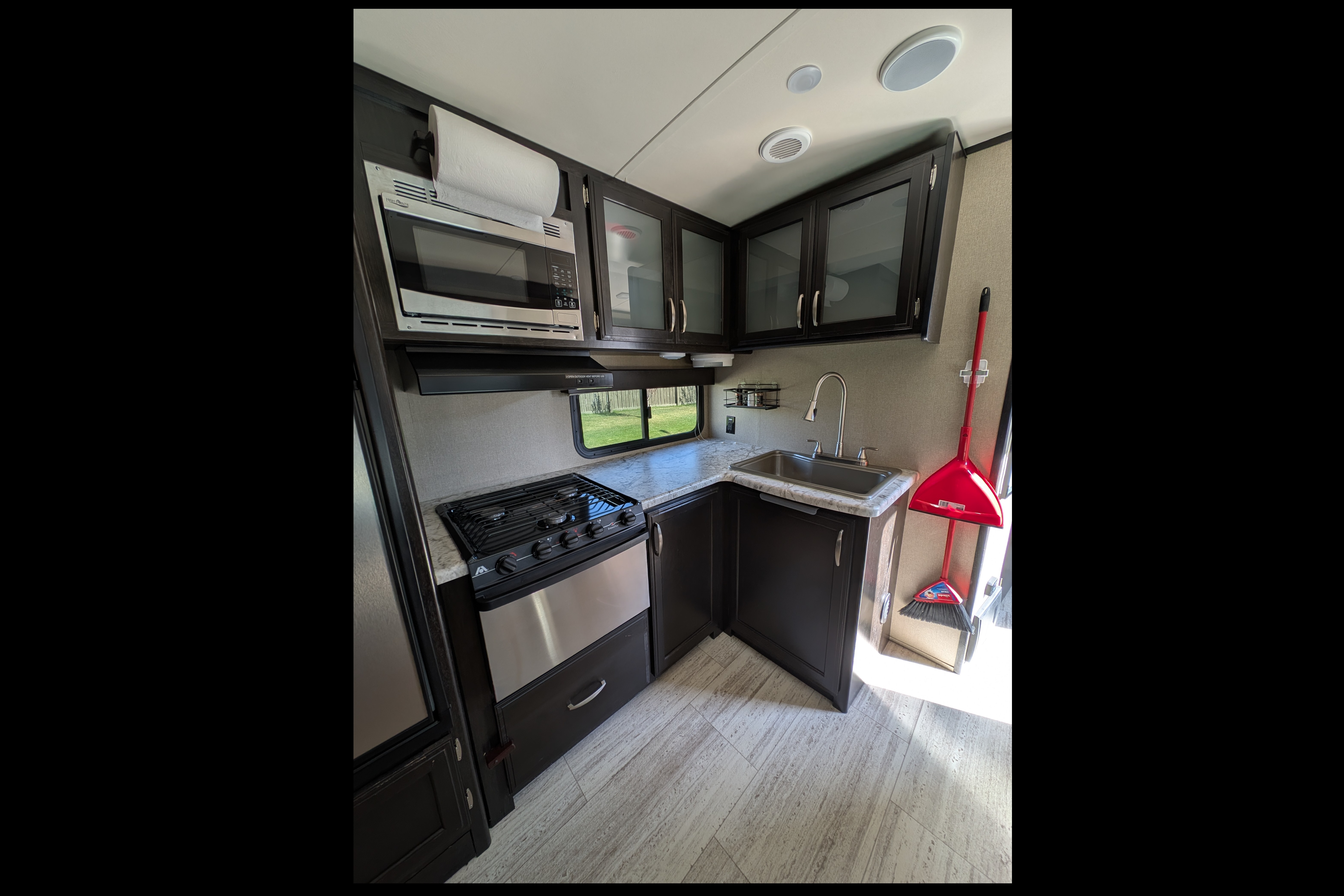 Family friendly 35FT Travel Trailer with Bunk room