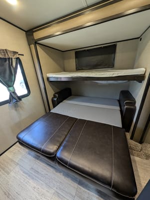 Family friendly 35FT Travel Trailer with Bunk room