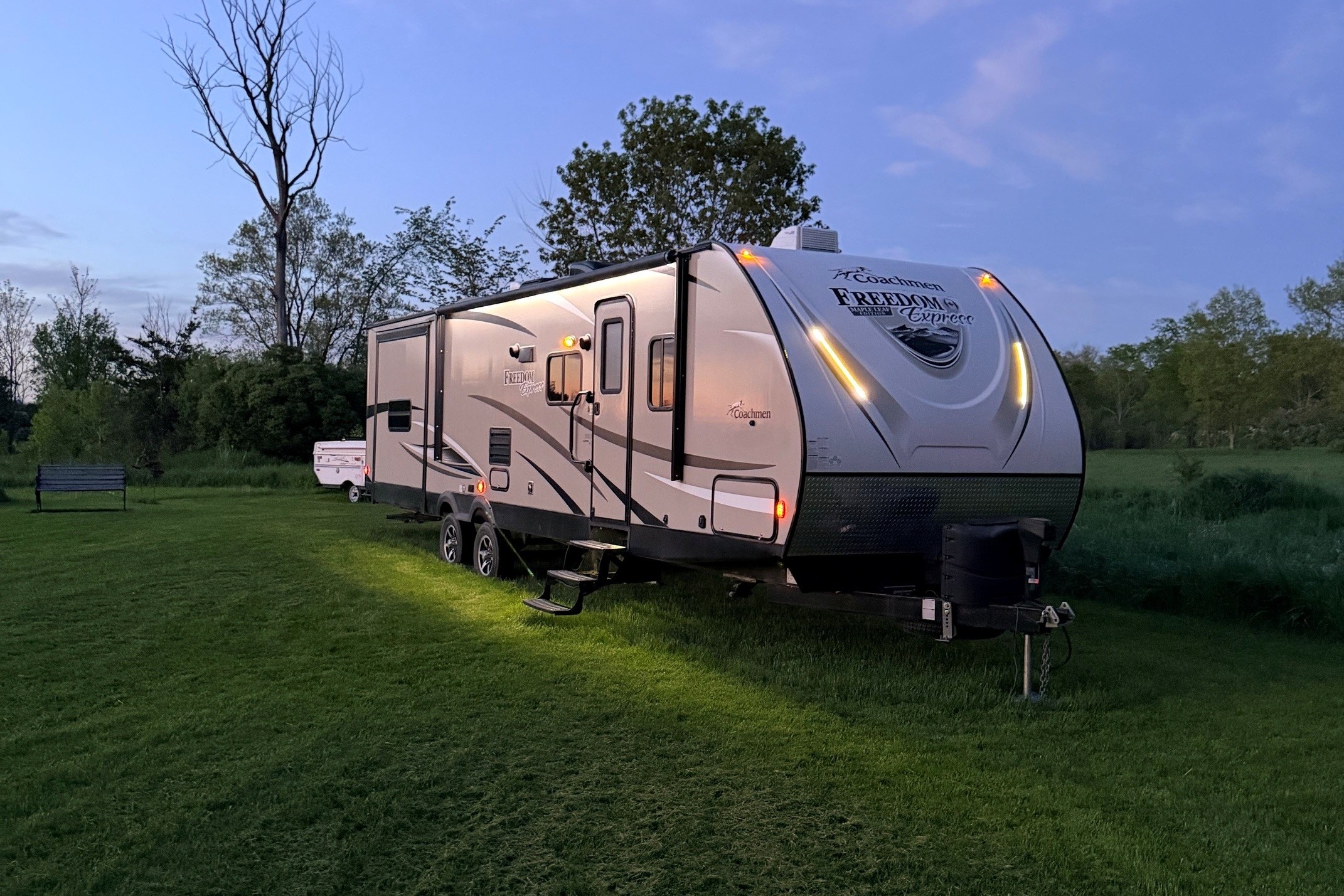 Leduc Recreation Coachmen Freedom Express 312BHDS Travel Trailer