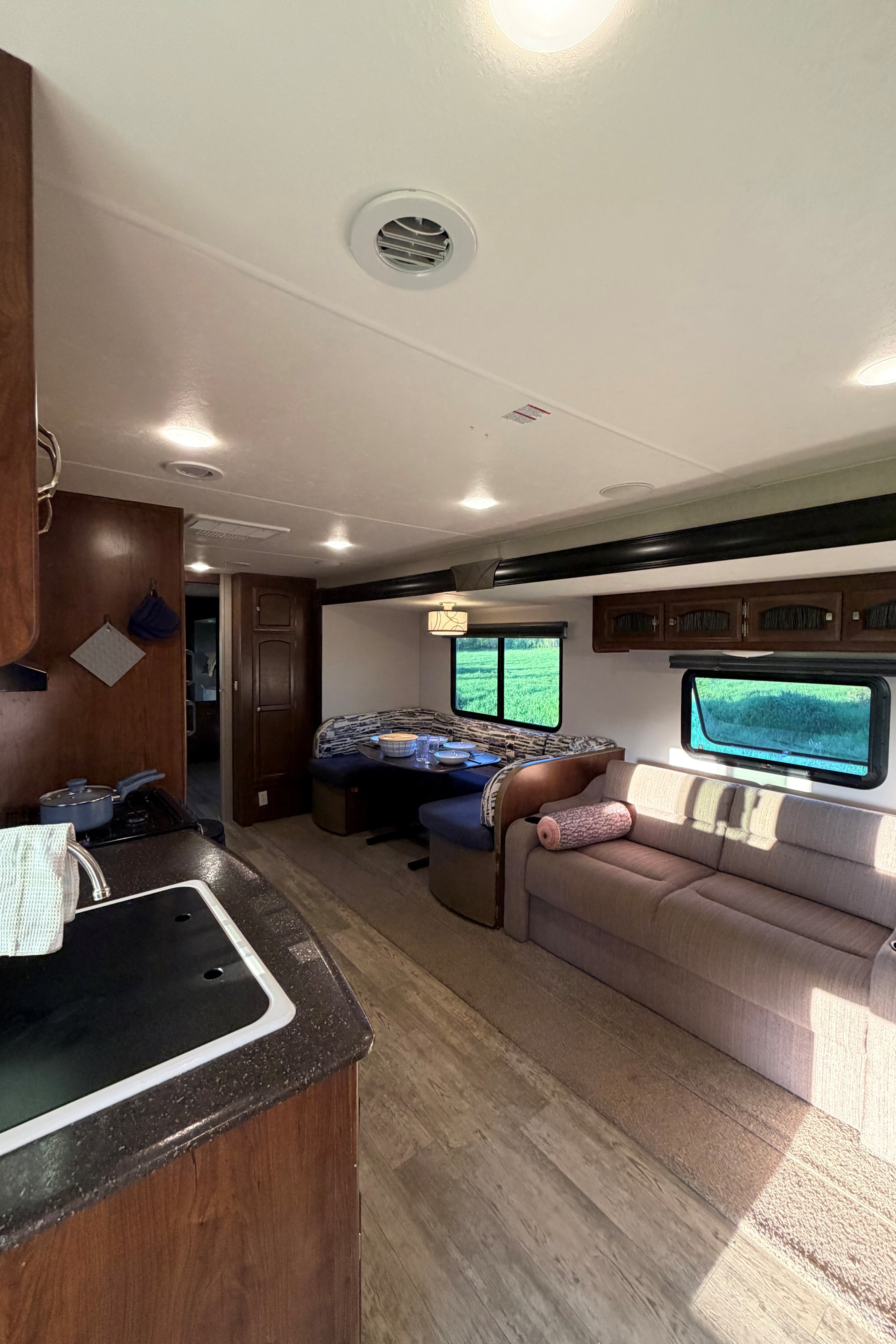 Leduc Recreation Coachmen Freedom Express 312BHDS Travel Trailer
