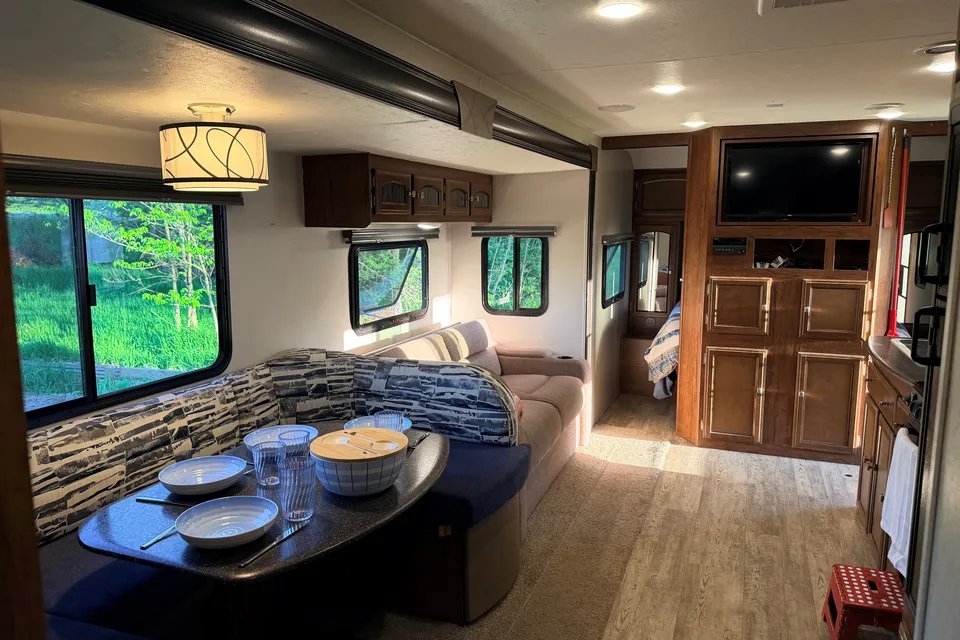 Leduc Recreation Coachmen Freedom Express 312BHDS Travel Trailer