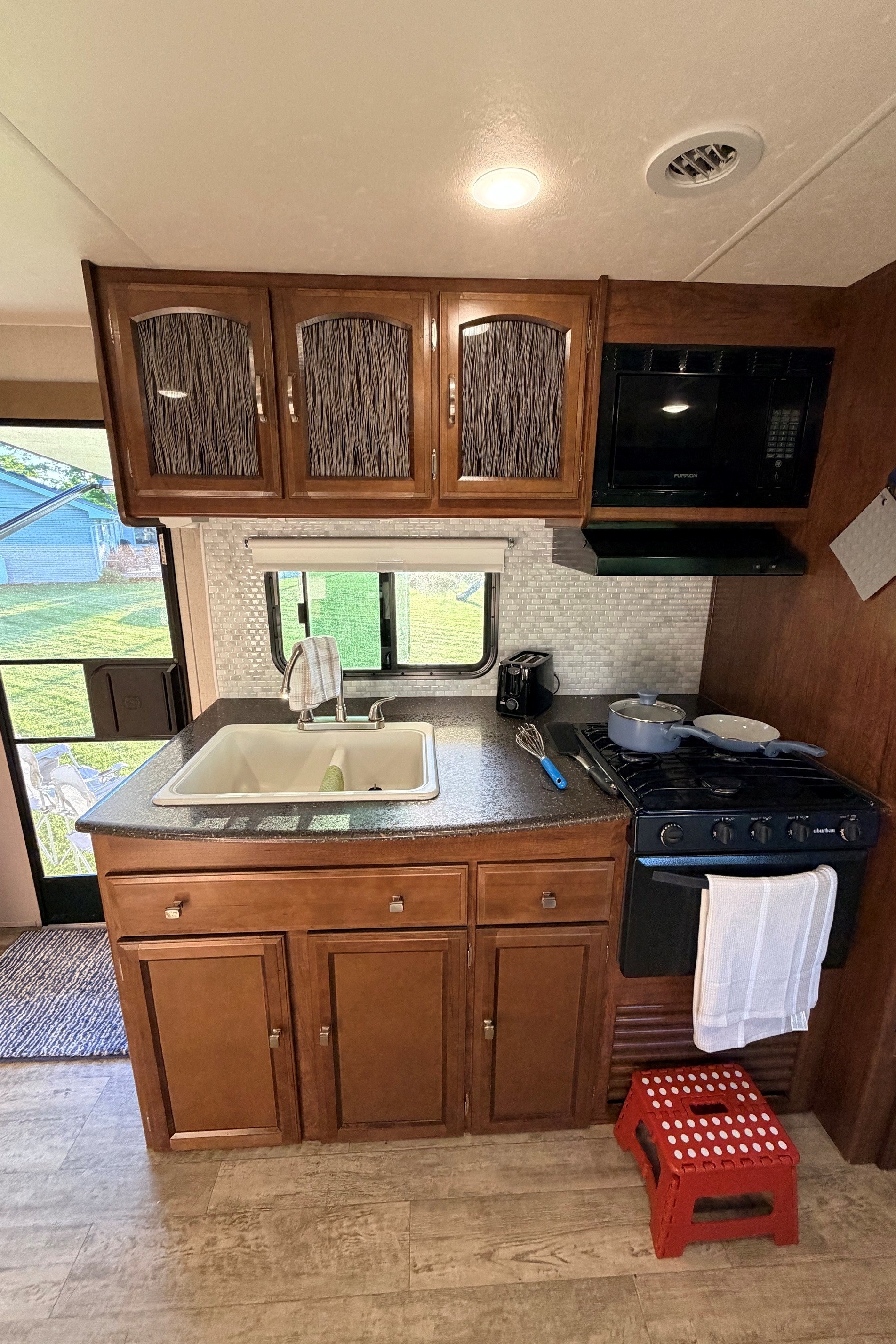 Leduc Recreation Coachmen Freedom Express 312BHDS Travel Trailer