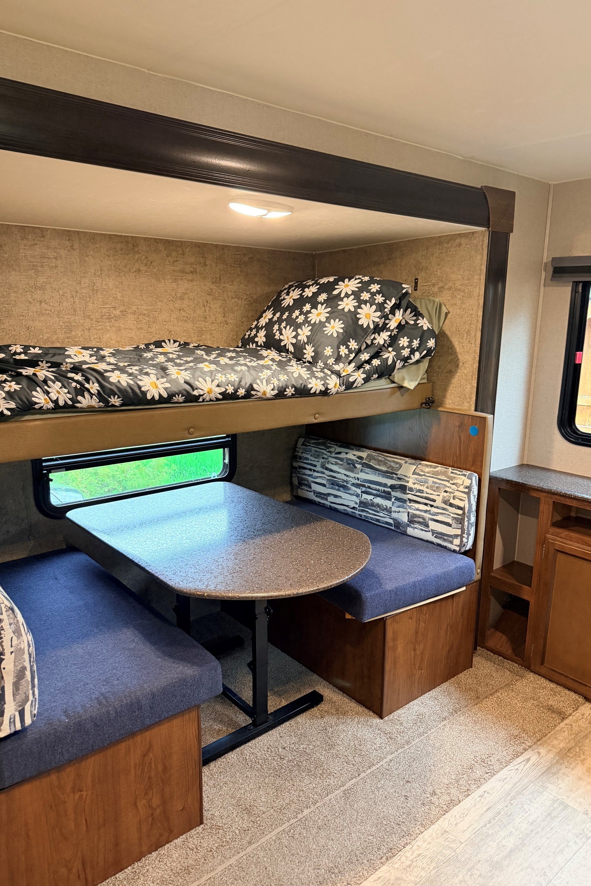 Leduc Recreation Coachmen Freedom Express 312BHDS Travel Trailer