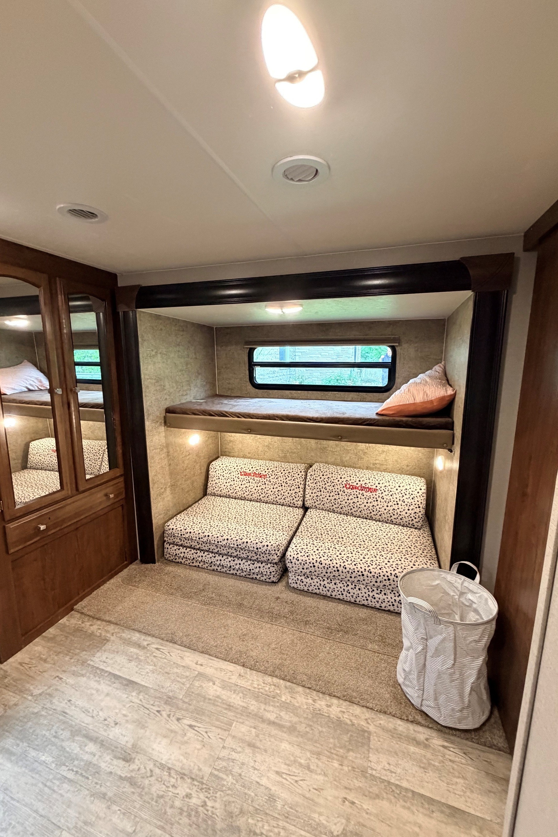 Leduc Recreation Coachmen Freedom Express 312BHDS Travel Trailer